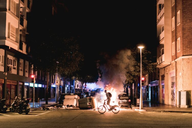 Protesta anti immigrati a Dublino: 6 arresti dopo un attacco 2