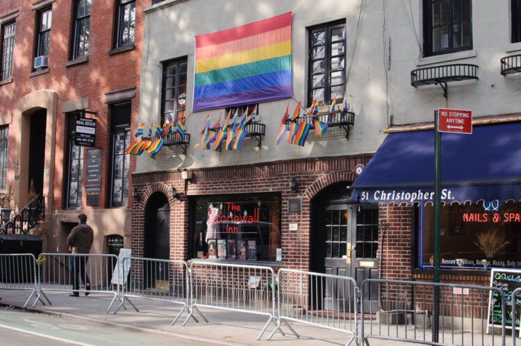 Di nuovo issata la bandiera davanti allo Stonewall Inn 2
