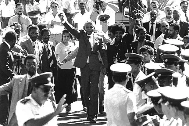 L'11 febbraio 1990 Mandela esce dal carcere dopo 27 anni 2