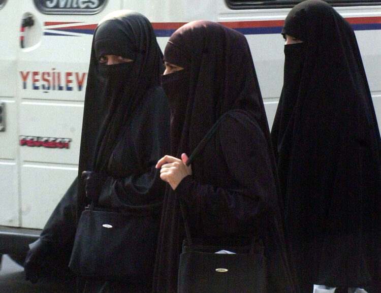 Spagna, scontro su niqab e burqa: proposto il divieto 2
