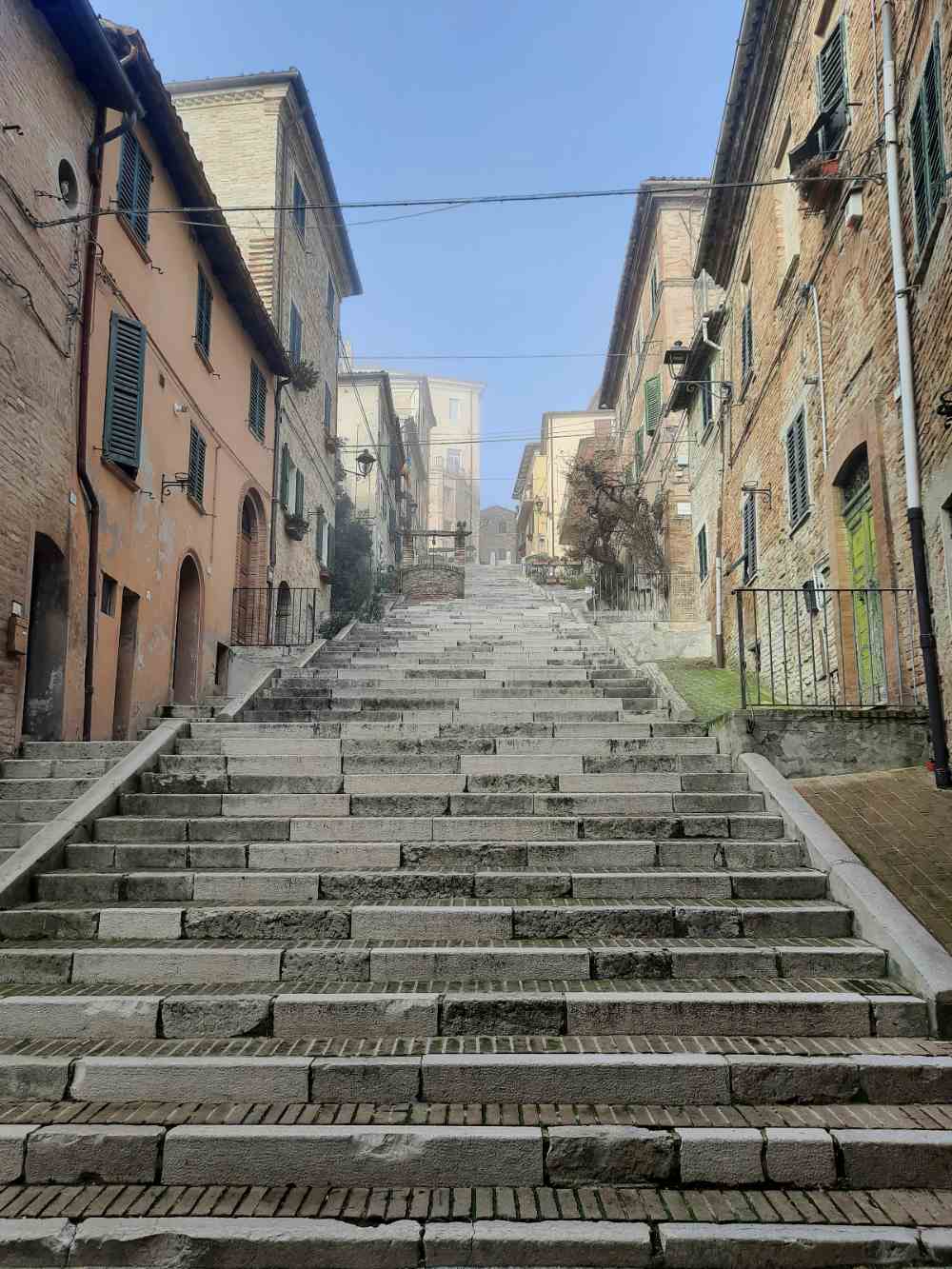 Abbiamo visitato Corinaldo, il paese marchigiano noto per le sue cento scale e le sue leggende di matti e streghe. 15