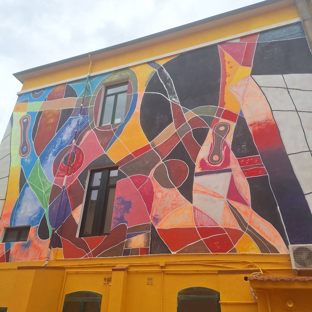 Abbiamo visitato Riparbella, il vivace borgo toscano trasformato in un museo all'aperto grazie all'arte di strada. 13
