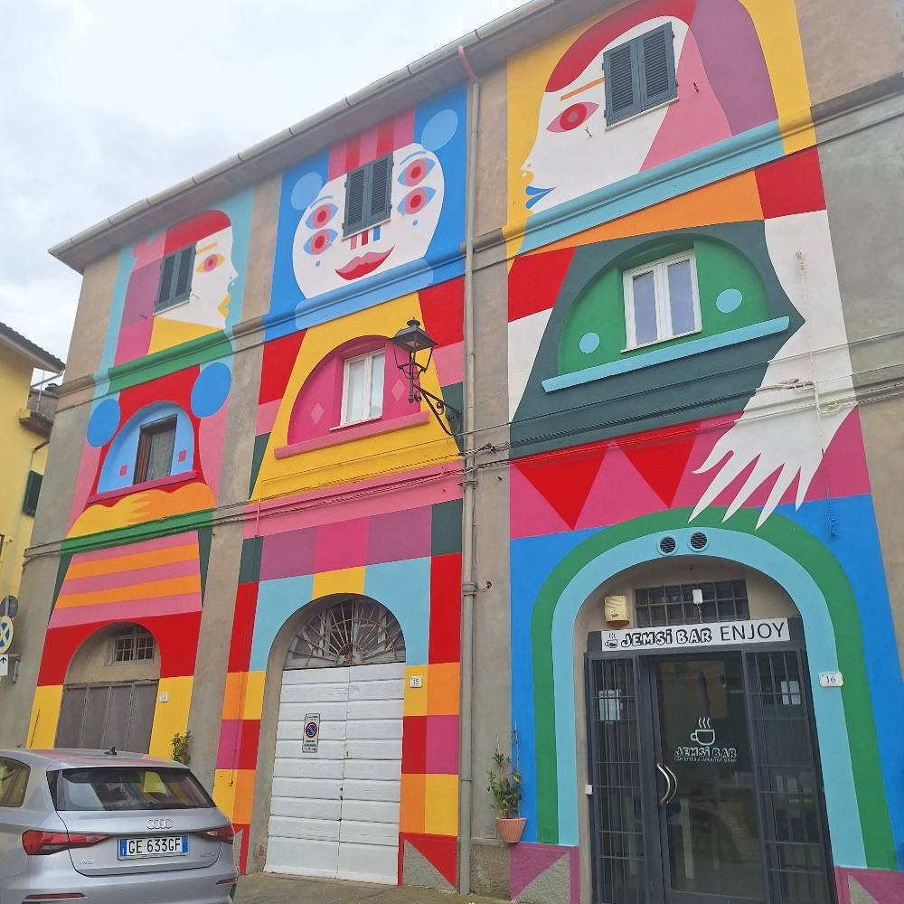 Abbiamo visitato Riparbella, il vivace borgo toscano trasformato in un museo all'aperto grazie all'arte di strada. 15
