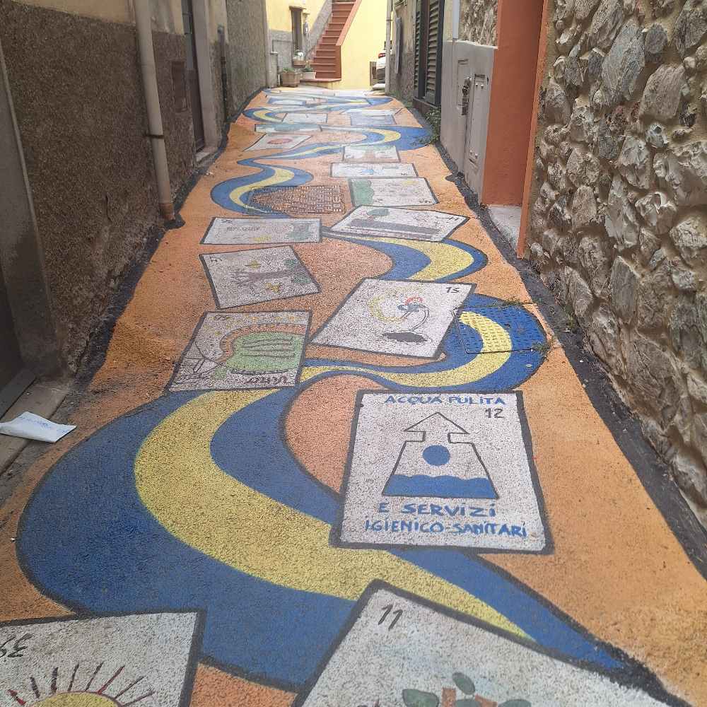 Abbiamo visitato Riparbella, il vivace borgo toscano trasformato in un museo all'aperto grazie all'arte di strada. 21