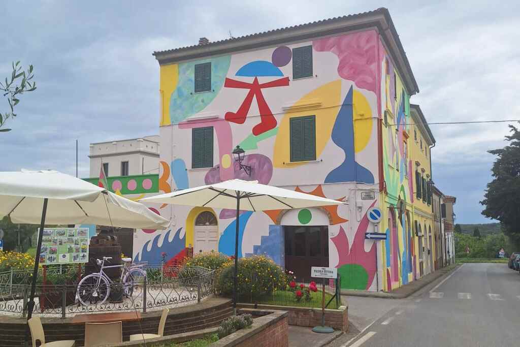 Abbiamo visitato Riparbella, il vivace borgo toscano trasformato in un museo all'aperto grazie all'arte di strada. 17