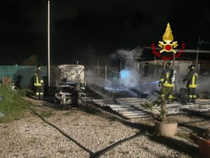 Casetta Su Ruote In Fiamme, Incendio Domato Dai Vigili Del Fuoco 7