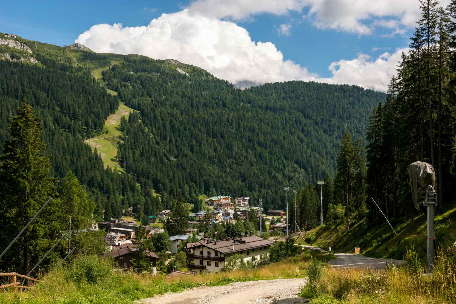 Cinque percorsi da esplorare ad aprile, anche con un weekend a disposizione. 19