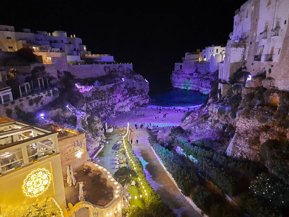 Durante la settimana del Festival di Sanremo, vi conduciamo a Polignano, la città natale di Domenico Modugno, famosa per la sua suggestiva statua affacciata sul mare. 23