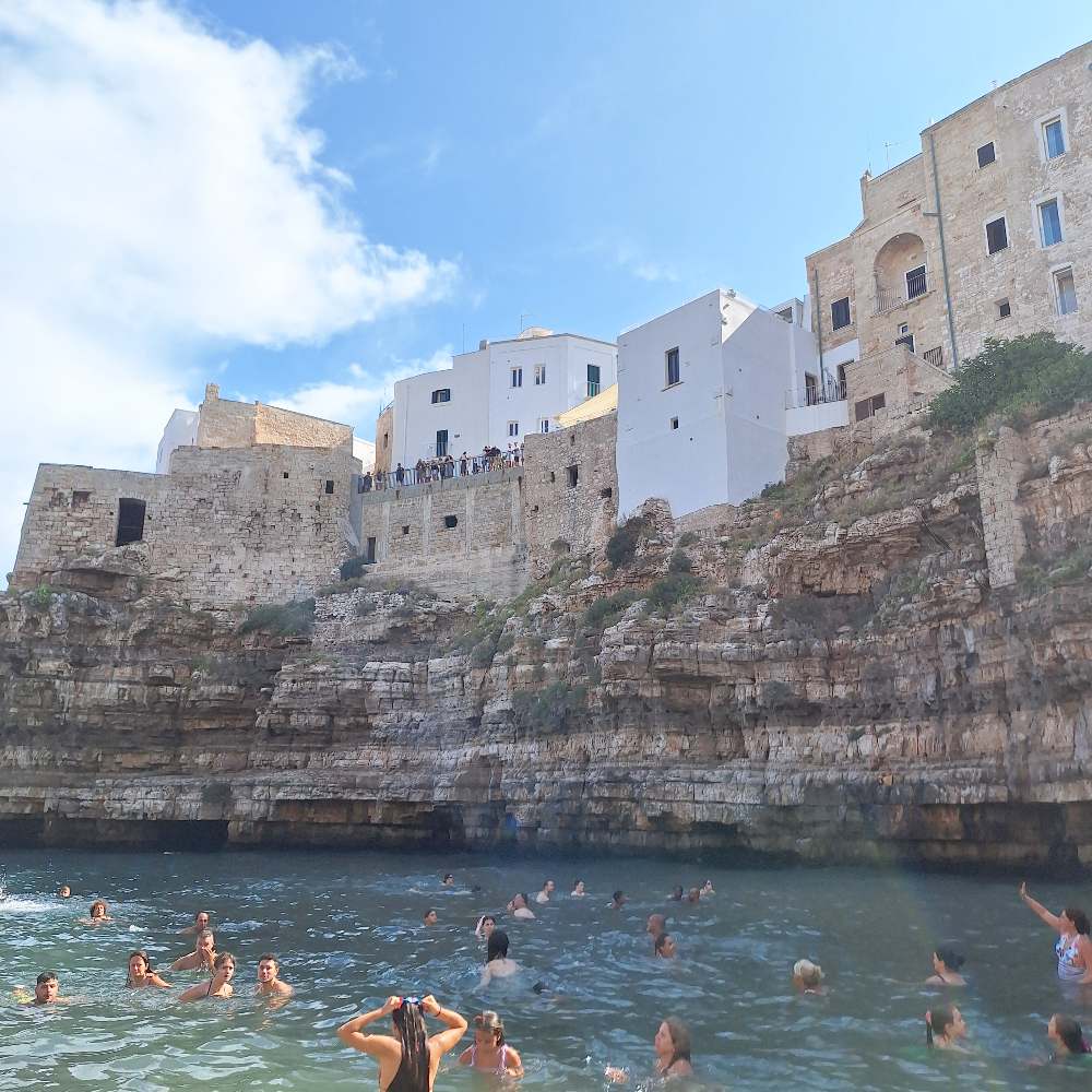 Durante la settimana del Festival di Sanremo, vi conduciamo a Polignano, la città natale di Domenico Modugno, famosa per la sua suggestiva statua affacciata sul mare. 25