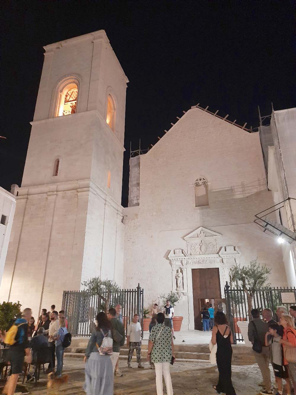 Durante la settimana del Festival di Sanremo, vi conduciamo a Polignano, la città natale di Domenico Modugno, famosa per la sua suggestiva statua affacciata sul mare. 27
