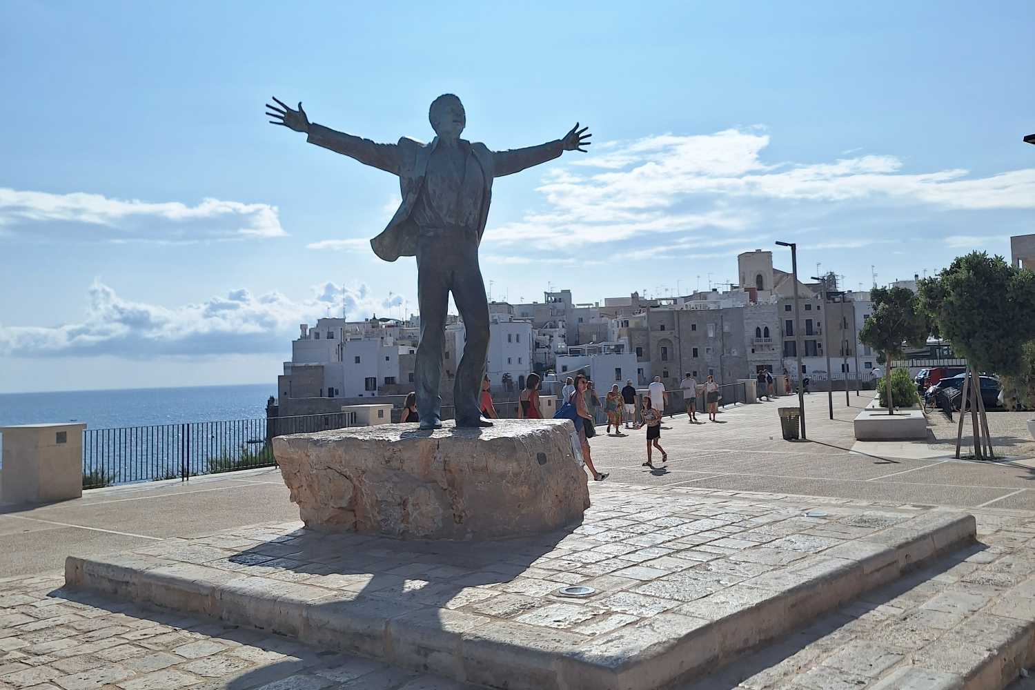 Durante la settimana del Festival di Sanremo, vi conduciamo a Polignano, la città natale di Domenico Modugno, famosa per la sua suggestiva statua affacciata sul mare. 29