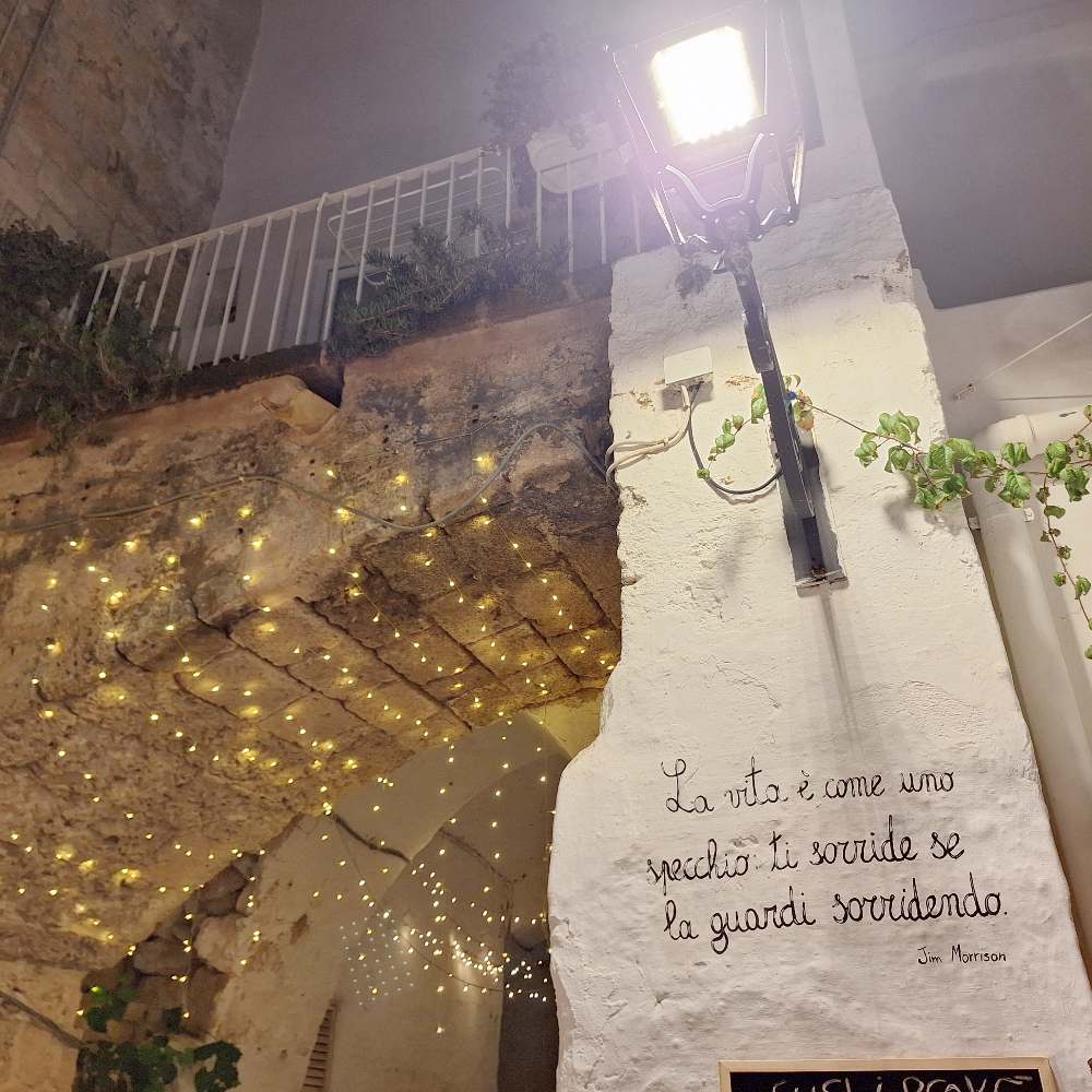 Durante la settimana del Festival di Sanremo, vi conduciamo a Polignano, la città natale di Domenico Modugno, famosa per la sua suggestiva statua affacciata sul mare. 21