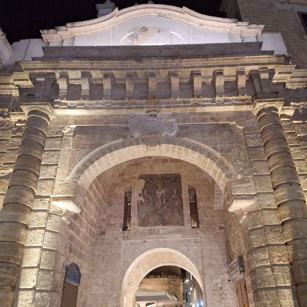 Durante la settimana del Festival di Sanremo, vi conduciamo a Polignano, la città natale di Domenico Modugno, famosa per la sua suggestiva statua affacciata sul mare. 17