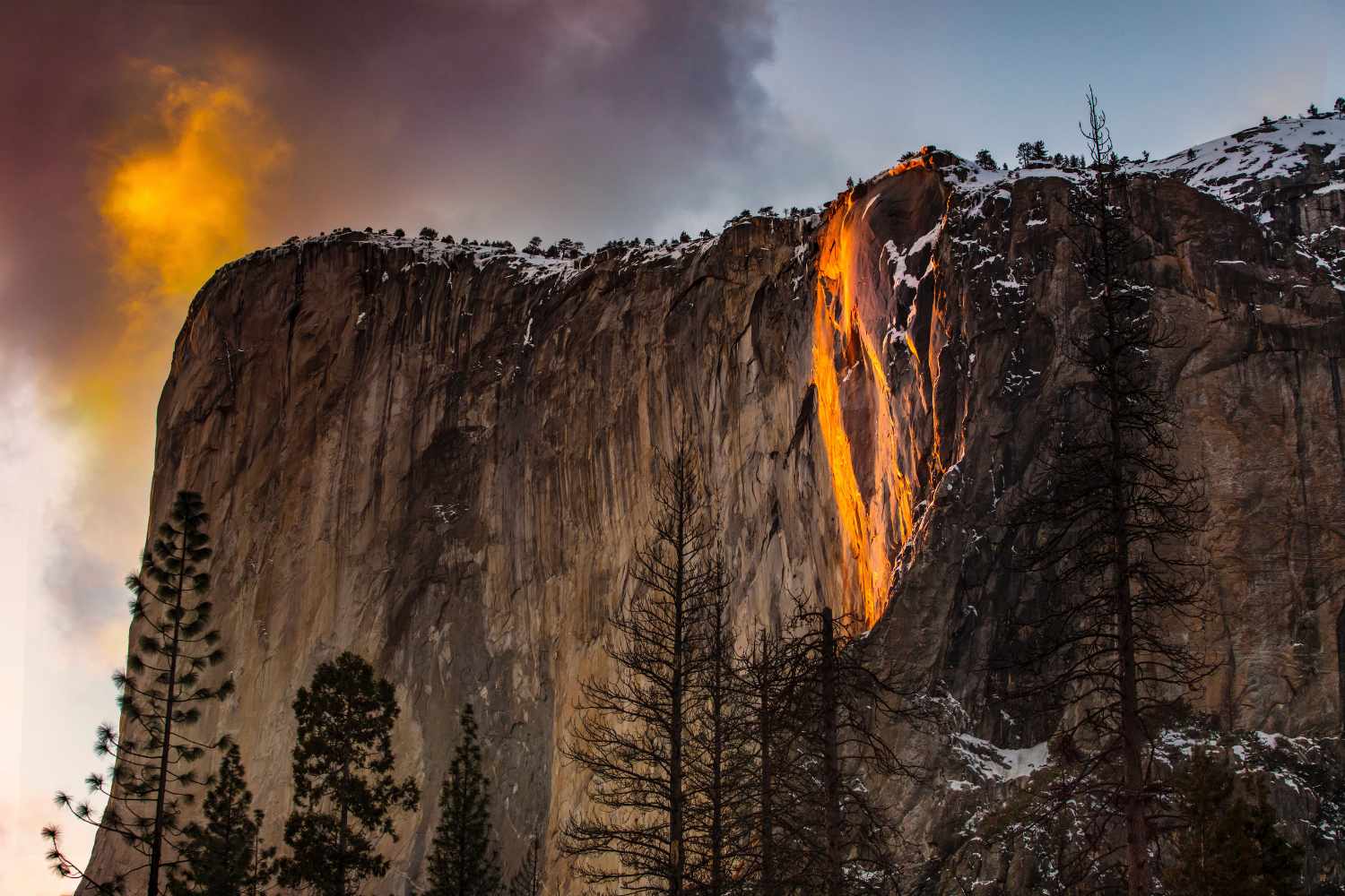 Fenomeno della cascata di fuoco allo Yosemite: l'illusione ottica che fa apparire l'acqua come lava. 7
