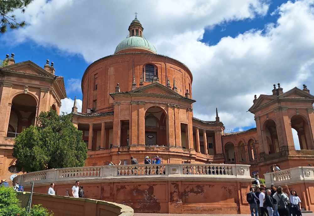 Ho raggiunto a piedi San Luca dal centro di Bologna e vi spiego perché è un'esperienza da vivere almeno una volta nella vita. 23