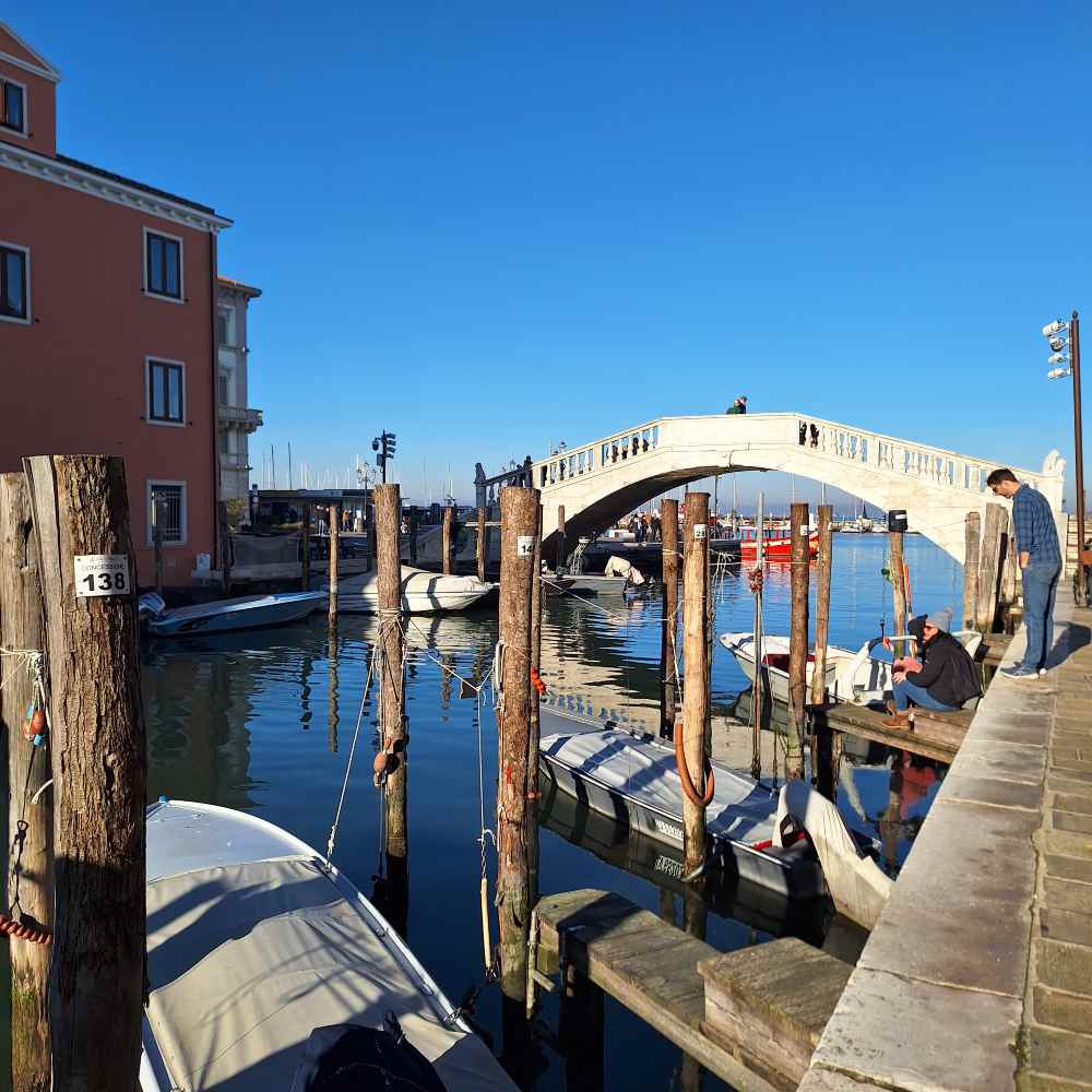 Ho visitato Chioggia e desidero condividere il suo incanto come “Piccola Venezia” (e l'esperienza di esplorare i suoi canali). 21