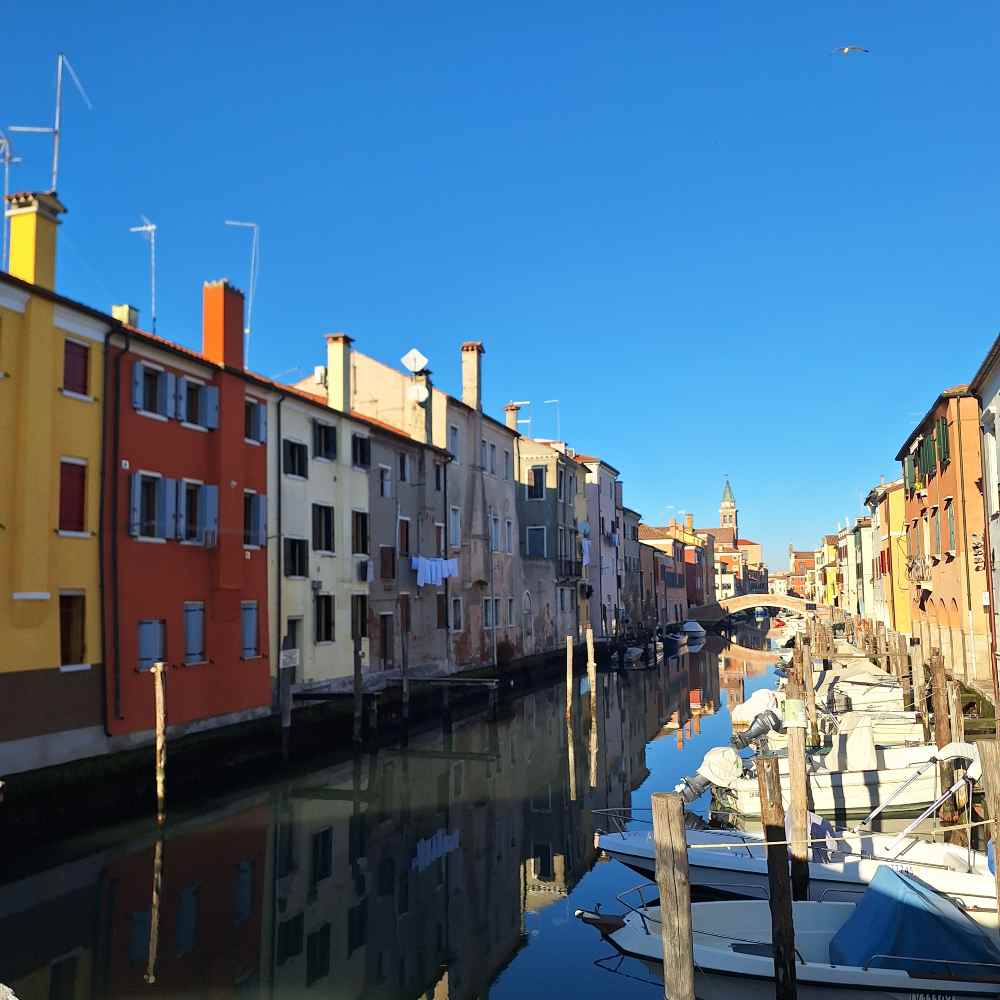 Ho visitato Chioggia e desidero condividere il suo incanto come “Piccola Venezia” (e l'esperienza di esplorare i suoi canali). 27