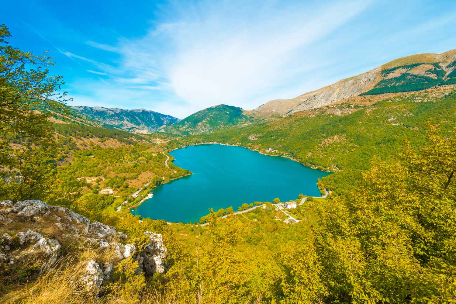 Il lago rappresenta sempre una scelta interessante, anche durante le festività pasquali! 10 paesi lacustri da esplorare in primavera. 39