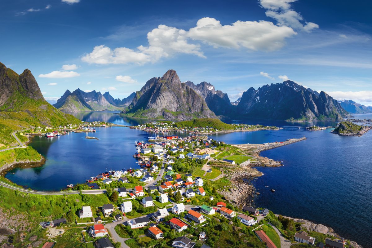 Isole Lofoten: la meta norvegese, situata oltre il Circolo Polare Artico, da esplorare nel 2026 per osservare l'aurora boreale e il fenomeno del sole di mezzanotte. 7