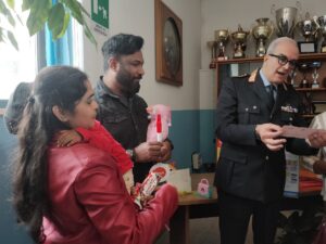 L’abbraccio Della Polizia Municipale Alla Piccola Indiana Azzannata Dal Pitbull 7