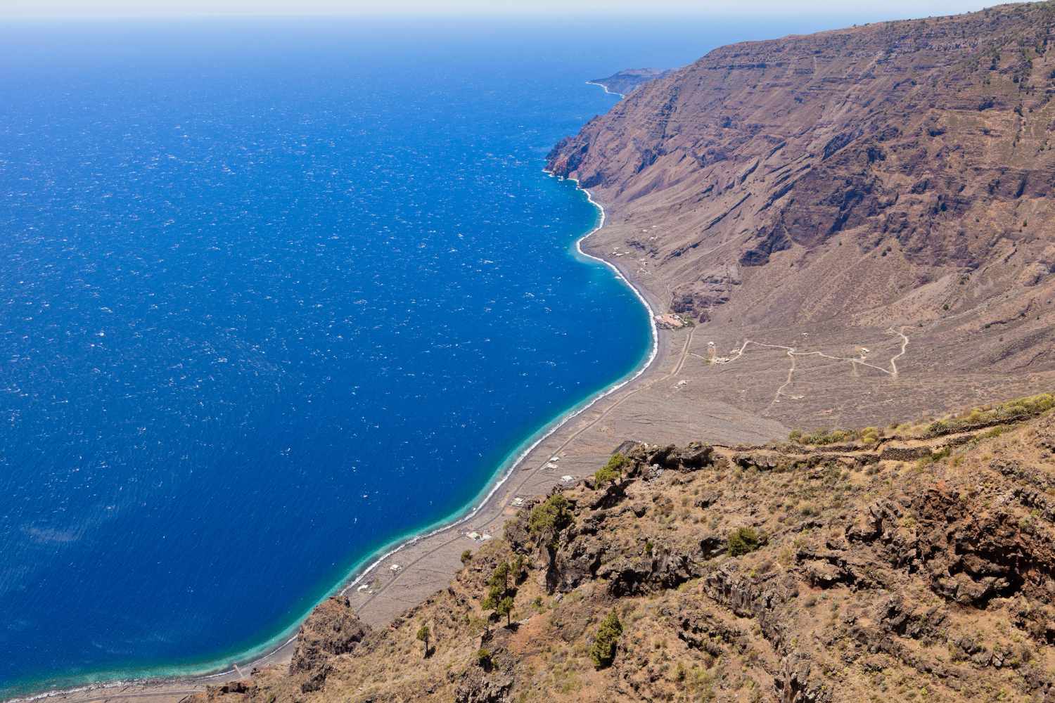 L'isola delle Canarie poco nota: spiagge di sabbia rossa, piscine di origine vulcanica e birra a 1,50€ 19