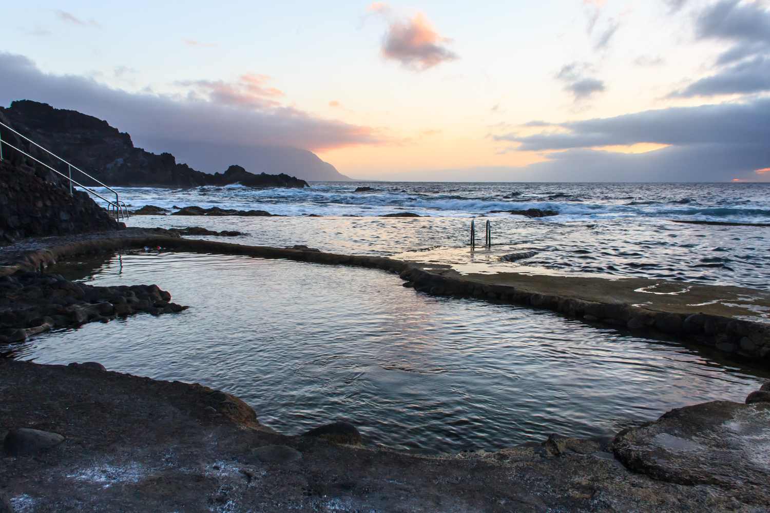 L'isola delle Canarie poco nota: spiagge di sabbia rossa, piscine di origine vulcanica e birra a 1,50€ 23