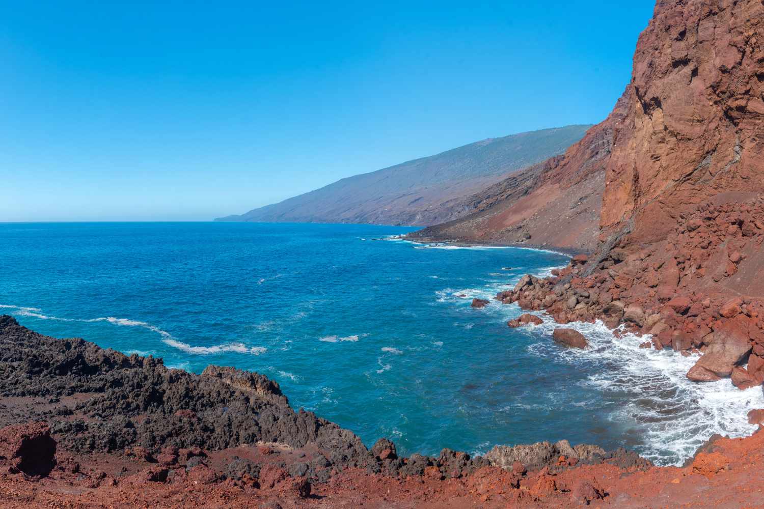 L'isola delle Canarie poco nota: spiagge di sabbia rossa, piscine di origine vulcanica e birra a 1,50€ 17