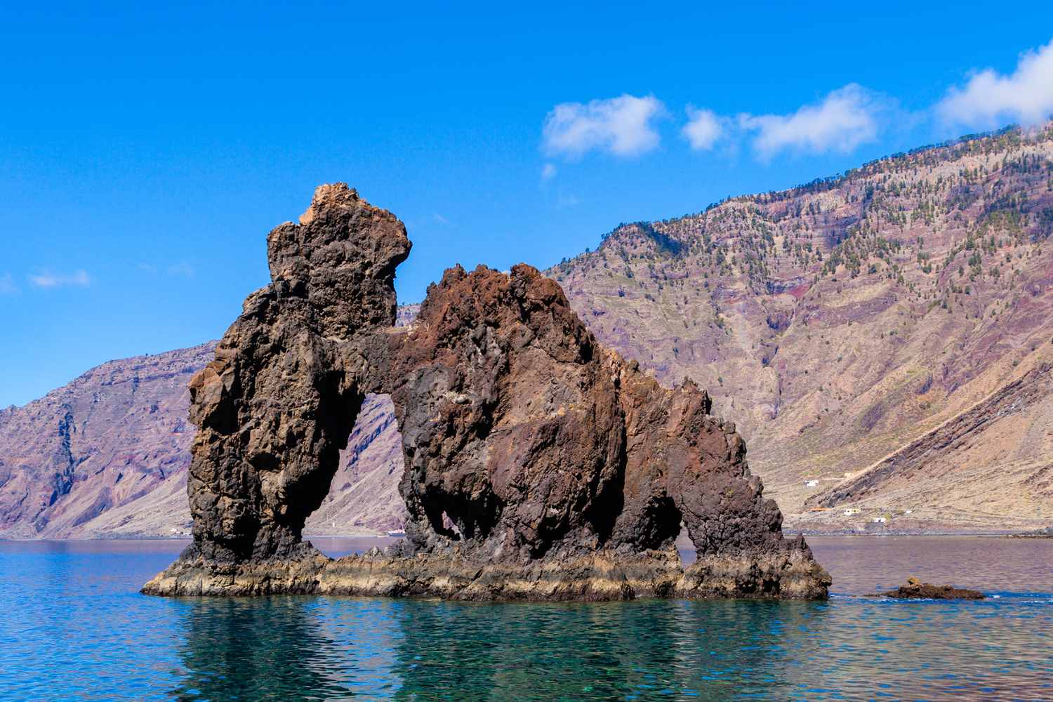L'isola delle Canarie poco nota: spiagge di sabbia rossa, piscine di origine vulcanica e birra a 1,50€ 25