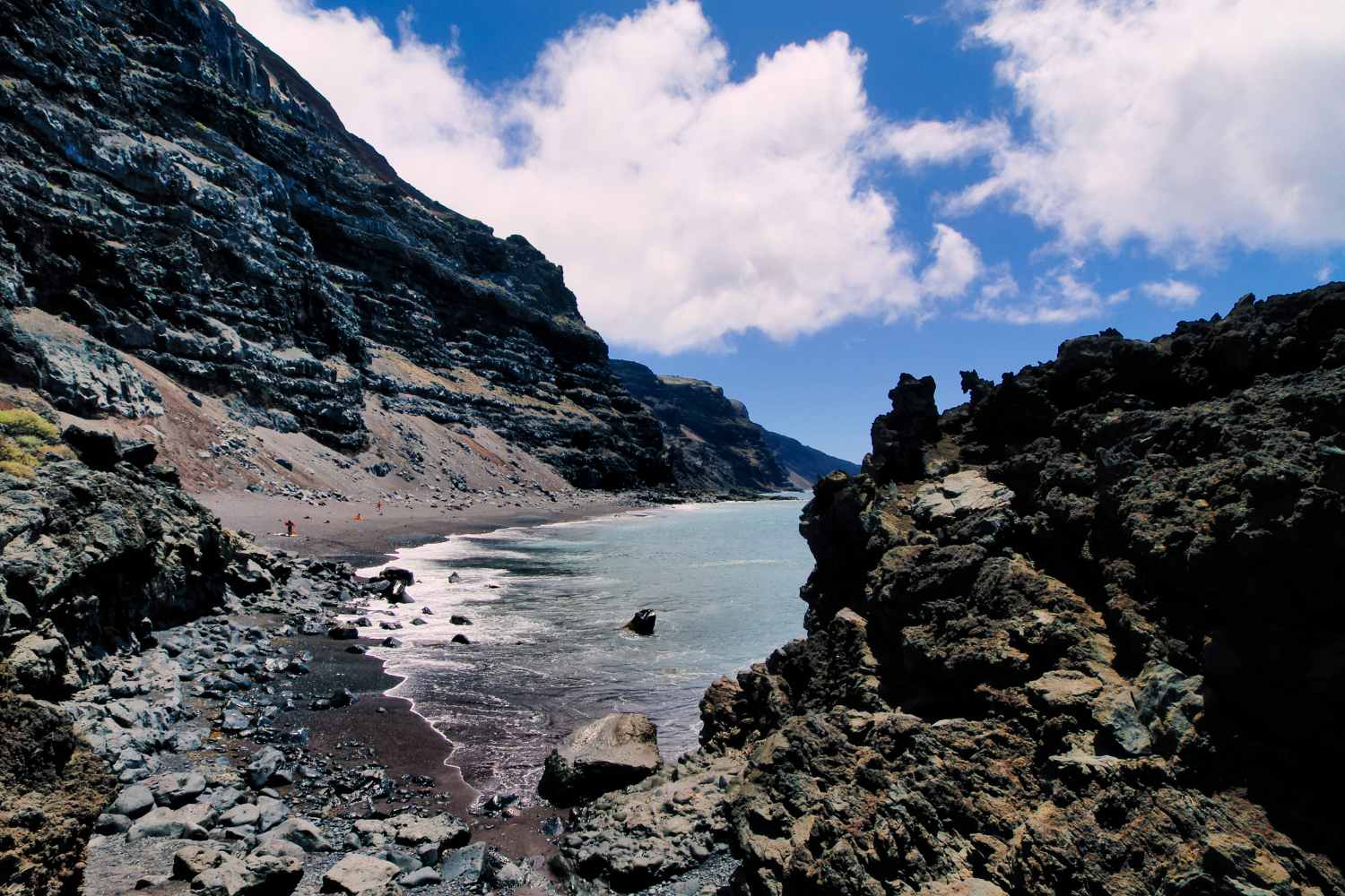 L'isola delle Canarie poco nota: spiagge di sabbia rossa, piscine di origine vulcanica e birra a 1,50€ 15