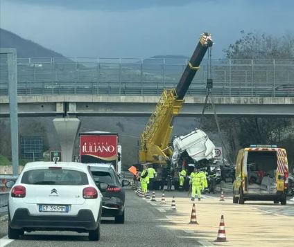 Perde Il Controllo Del Tir E Finisce Contro Il Guard Rail, Autista Gravemente Ferito 3