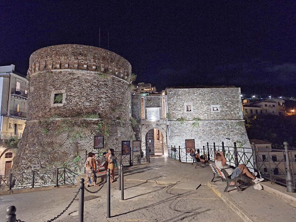 Pizzo Calabro: le imperdibili attrazioni del suggestivo borgo affacciato sul mare, oltre alla degustazione del famoso tartufo gelato. 17
