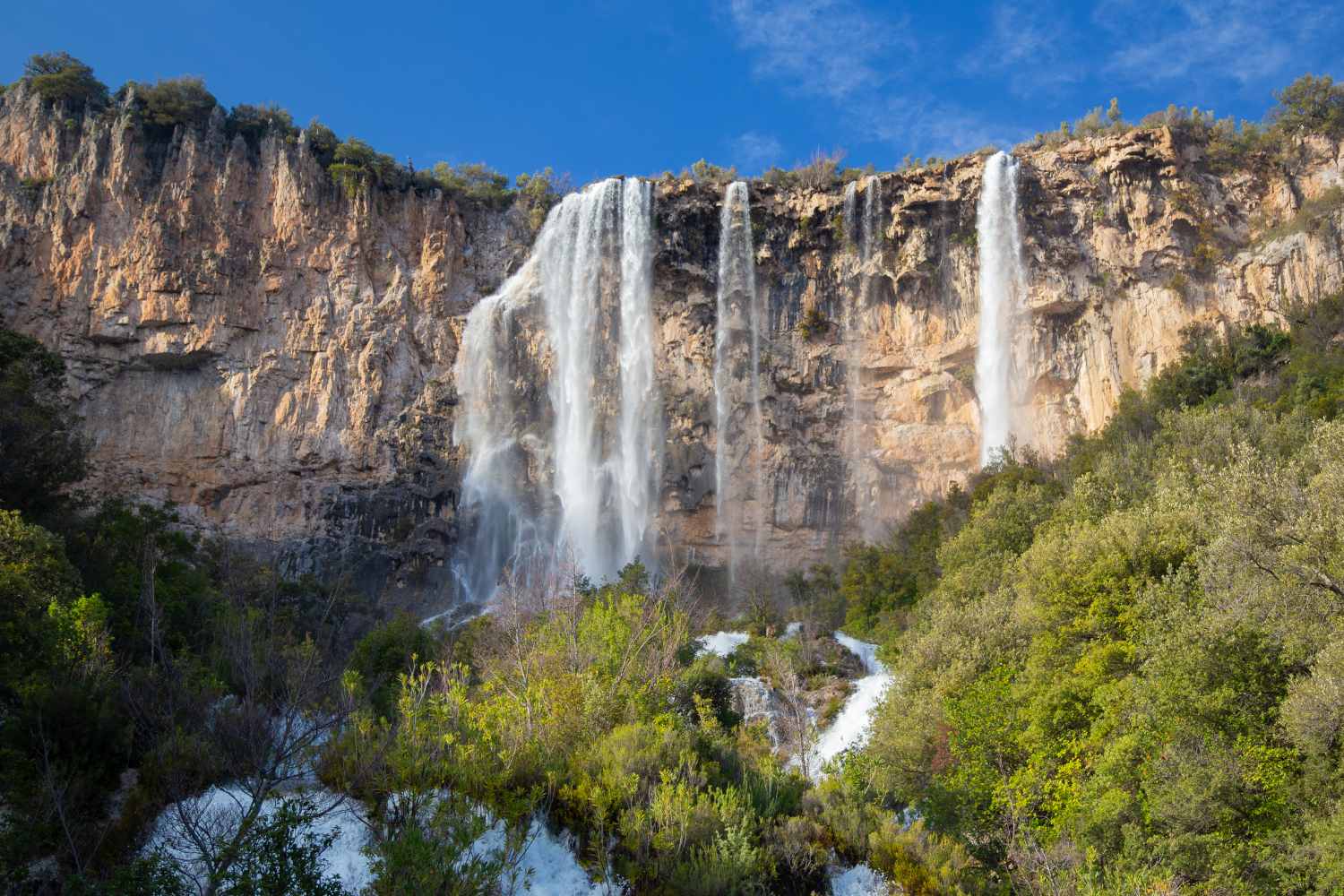Queste imponenti cascate, simili a quelle norvegesi, si trovano in Sardegna e ora possono essere ammirate nella loro bellezza. 7