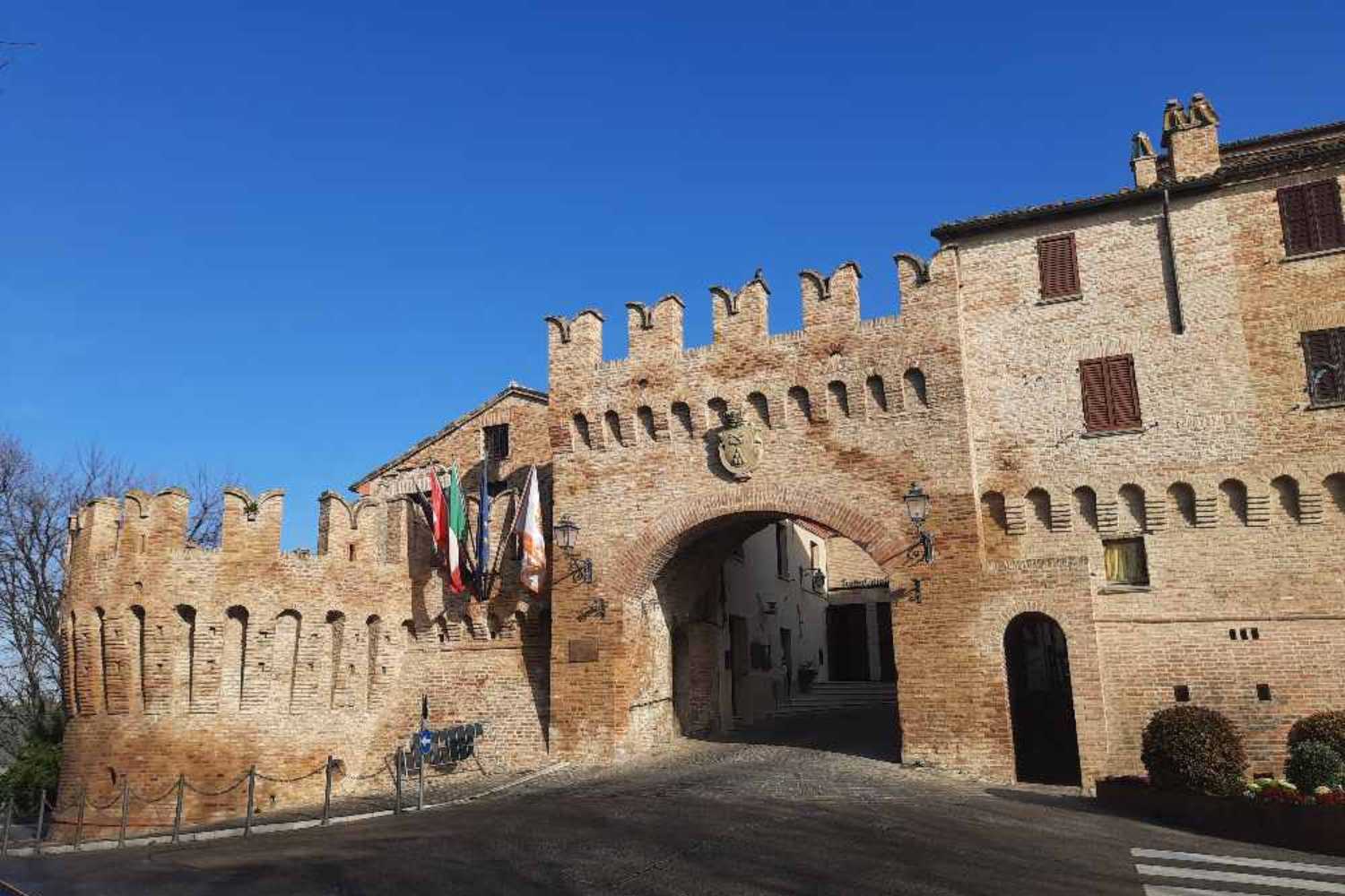 Siamo stati a Corinaldo, il paese marchigiano noto per le sue cento scale (ma anche per le storie di matti e streghe). 13