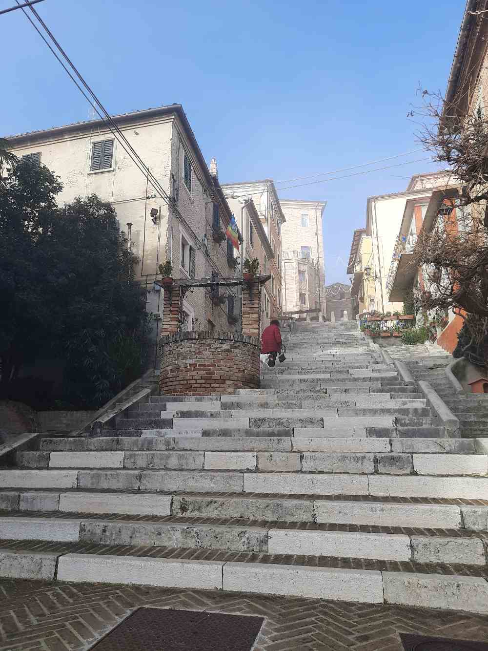 Siamo stati a Corinaldo, il paese marchigiano noto per le sue cento scale (ma anche per le storie di matti e streghe). 17