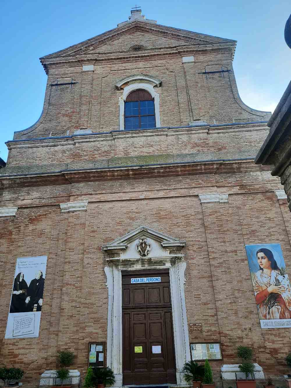 Siamo stati a Corinaldo, il paese marchigiano noto per le sue cento scale (ma anche per le storie di matti e streghe). 21