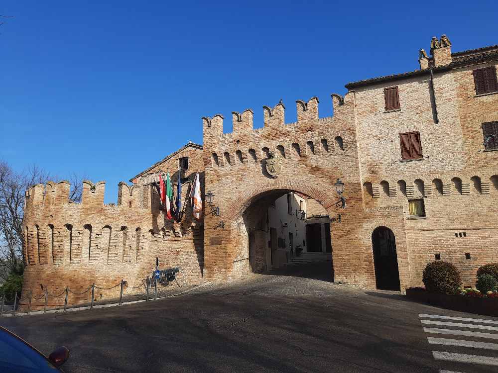 Siamo stati a Corinaldo, il paese marchigiano noto per le sue cento scale (ma anche per le storie di matti e streghe). 23