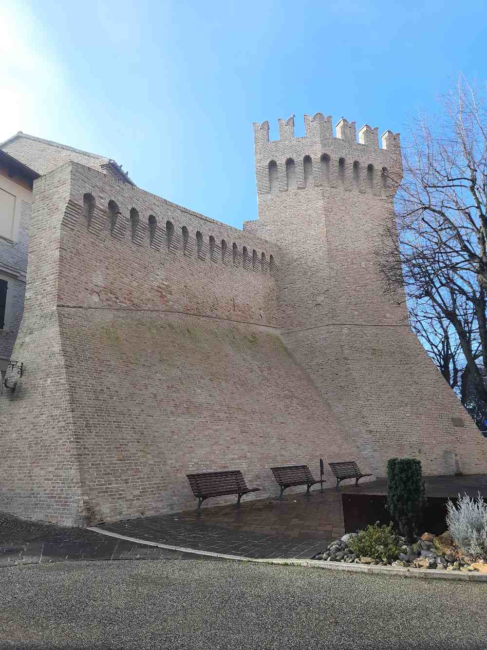 Siamo stati a Corinaldo, il paese marchigiano noto per le sue cento scale (ma anche per le storie di matti e streghe). 19