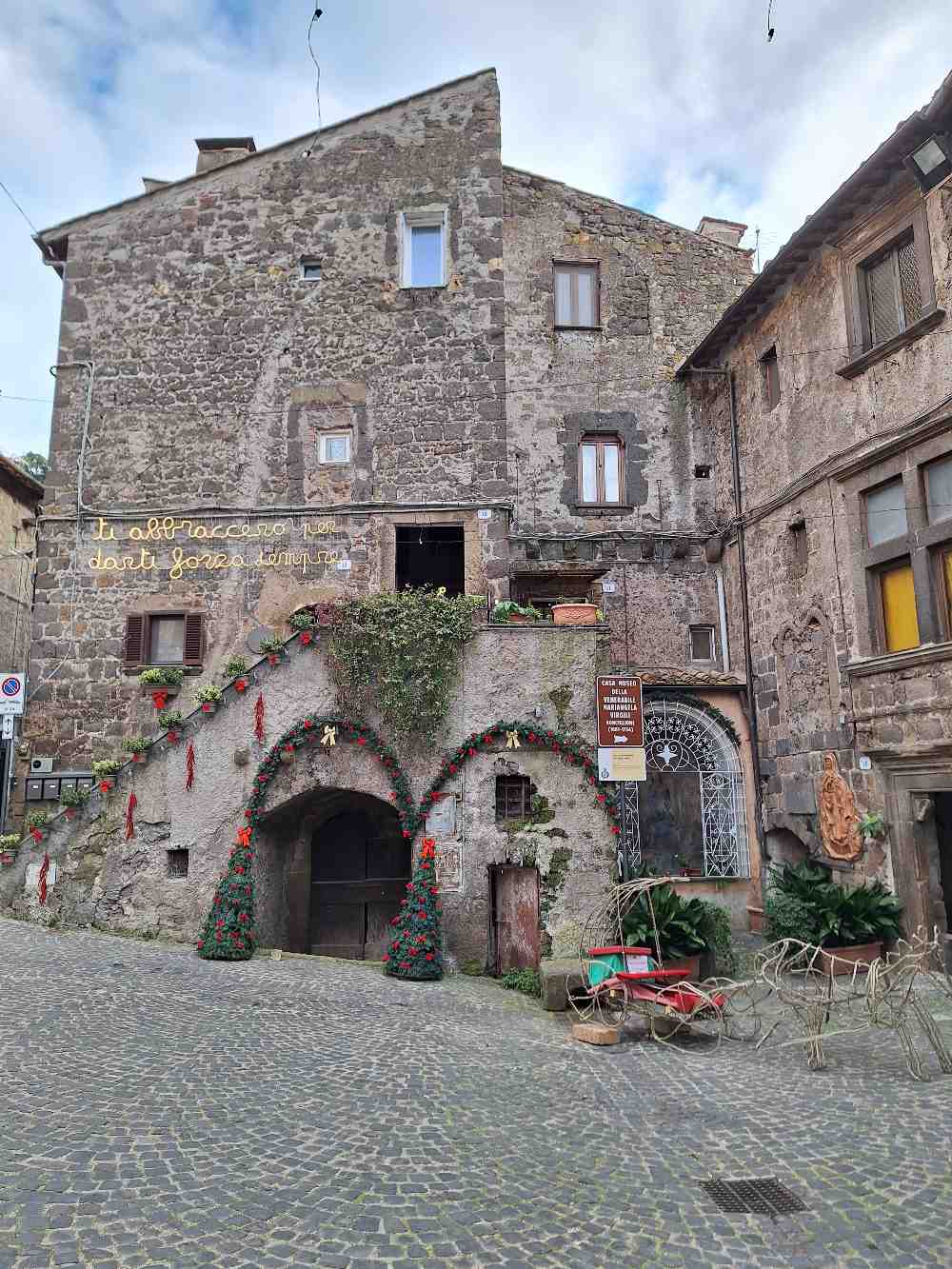 Siamo stati a Ronciglione, la località natale di un artista che ha trionfato due volte a Sanremo (e che è stato designato Borgo dei Borghi nel 2023). 23