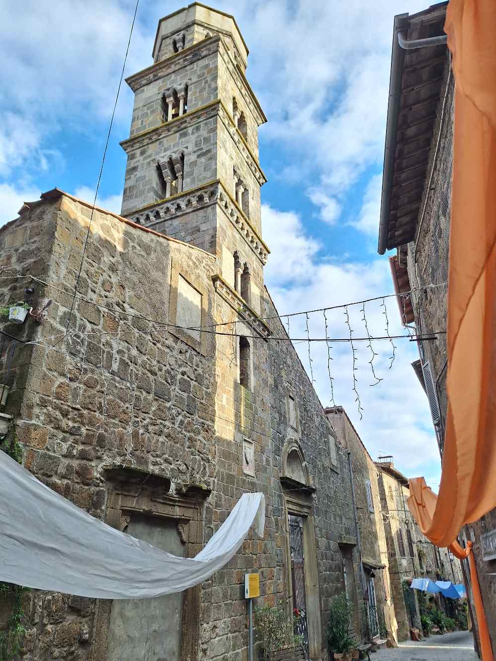Siamo stati a Ronciglione, la località natale di un artista che ha trionfato due volte a Sanremo (e che è stato designato Borgo dei Borghi nel 2023). 17