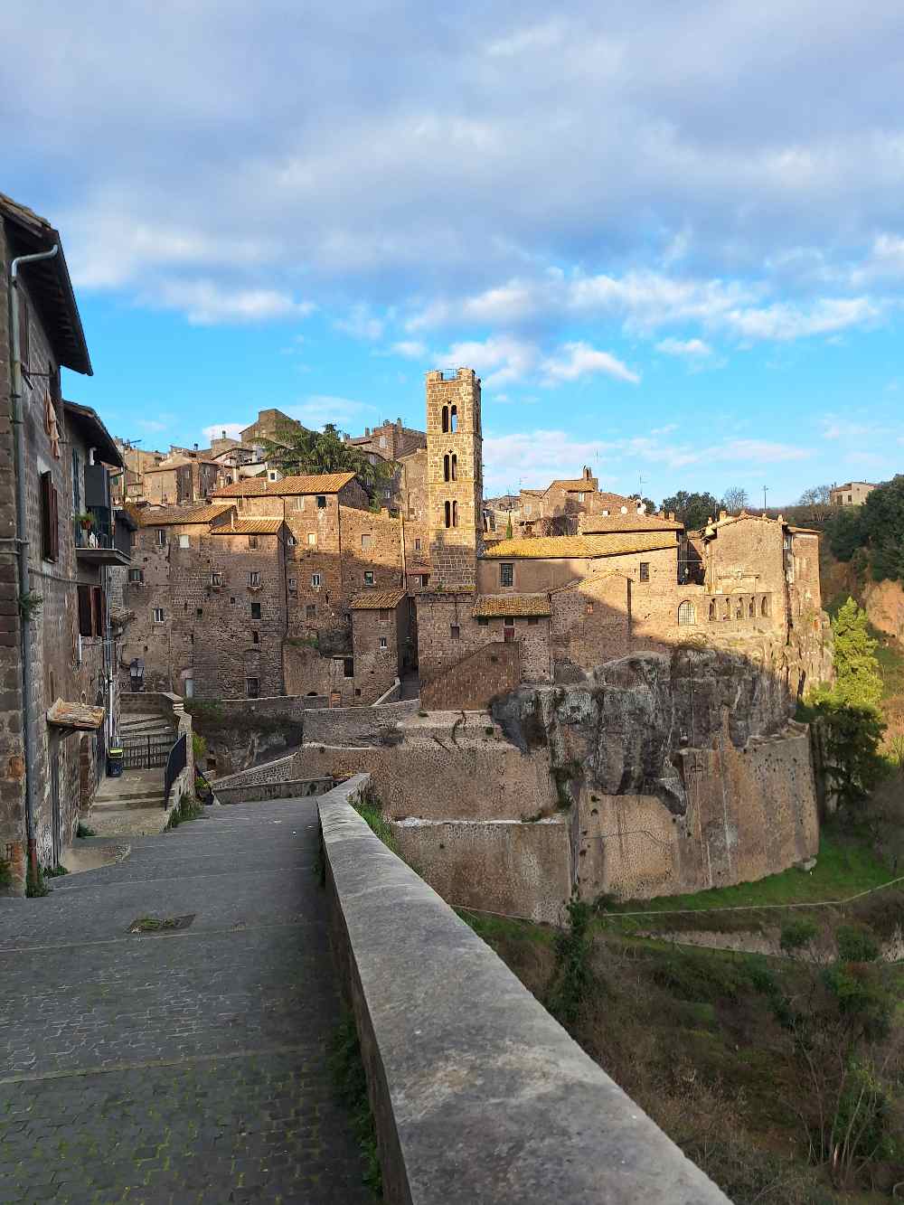 Siamo stati a Ronciglione, la località natale di un artista che ha trionfato due volte a Sanremo (e che è stato designato Borgo dei Borghi nel 2023). 13