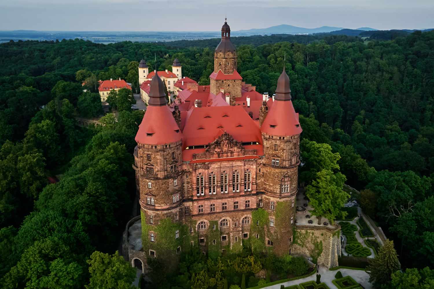 Soggiornare in un castello da sogno a 70 euro? L'esperienza esclusiva della fortezza di Książ in Polonia. 7