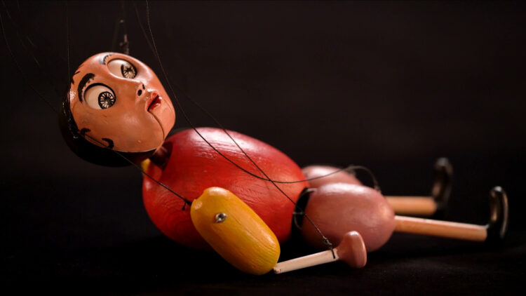 Un potere invisibile che ci muove come marionette nel mondo? 2
