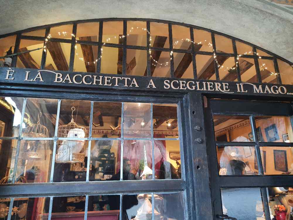Visita a Grazzano Visconti, il villaggio emiliano che ricorda le atmosfere dei romanzi di Harry Potter, completo di un Emporio Stregato. 25