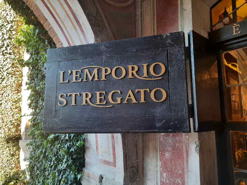 Visita a Grazzano Visconti, il villaggio emiliano che ricorda le atmosfere dei romanzi di Harry Potter, completo di un Emporio Stregato. 21