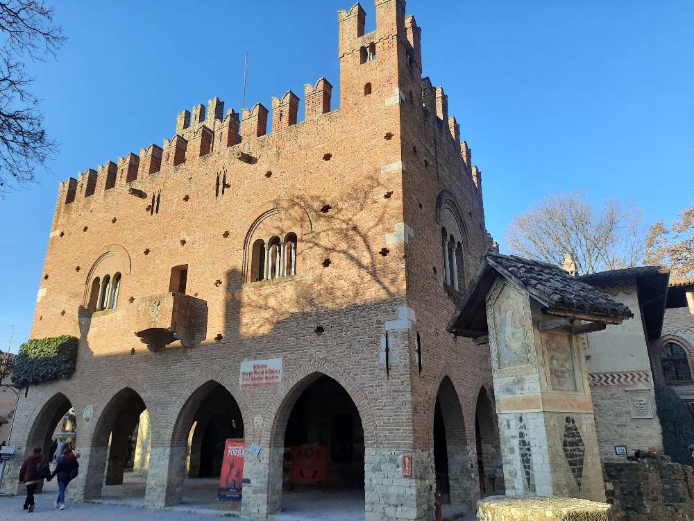 Visita a Grazzano Visconti, il villaggio emiliano che ricorda le atmosfere dei romanzi di Harry Potter, completo di un Emporio Stregato. 17