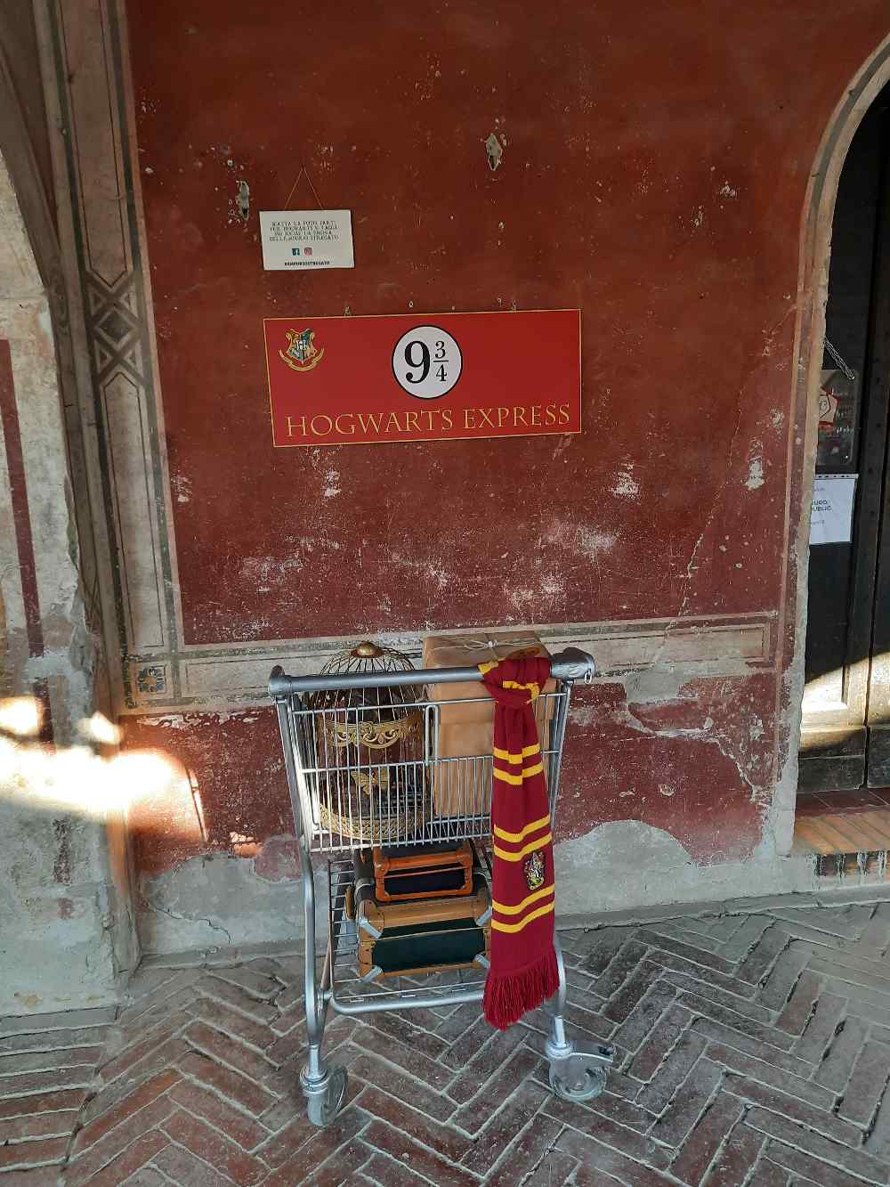 Visita a Grazzano Visconti, il villaggio emiliano che ricorda le atmosfere dei romanzi di Harry Potter, completo di un Emporio Stregato. 23