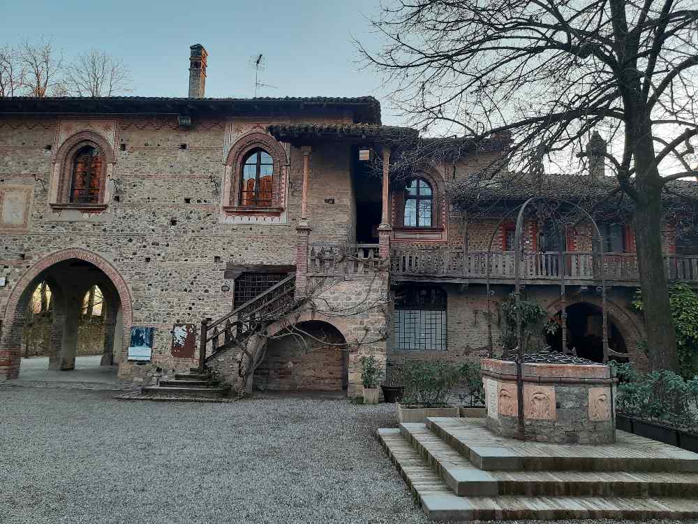 Visita a Grazzano Visconti, il villaggio emiliano che ricorda le atmosfere dei romanzi di Harry Potter, completo di un Emporio Stregato. 19