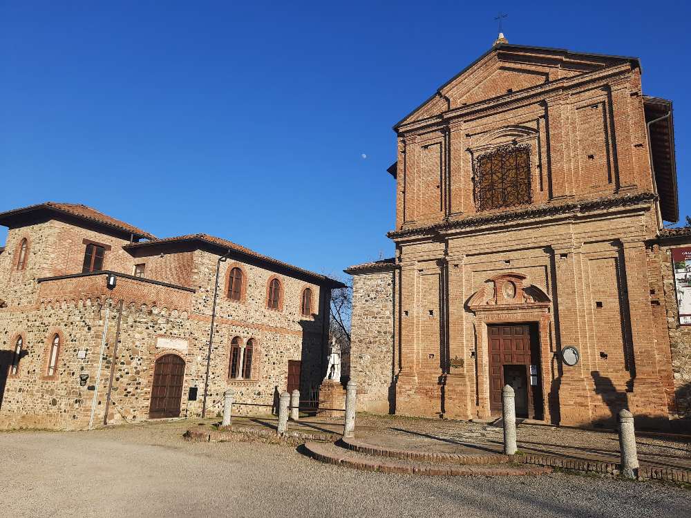 Visita a Grazzano Visconti, il villaggio emiliano che ricorda le atmosfere dei romanzi di Harry Potter, completo di un Emporio Stregato. 27
