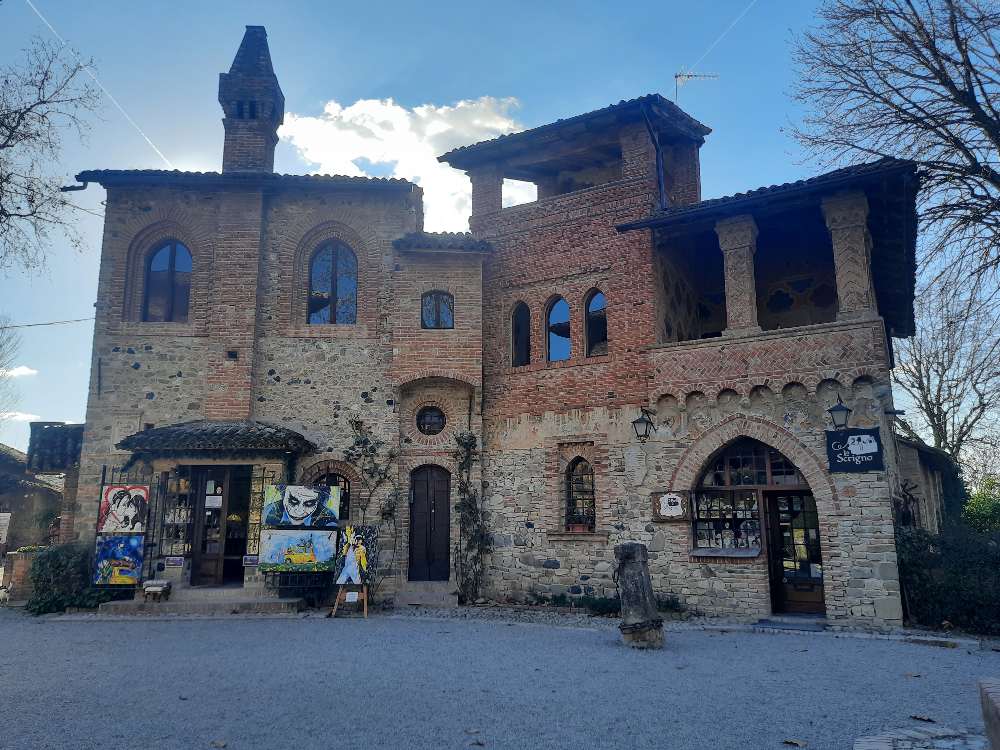 Visita a Grazzano Visconti, il villaggio emiliano che ricorda le atmosfere dei romanzi di Harry Potter, completo di un Emporio Stregato. 15