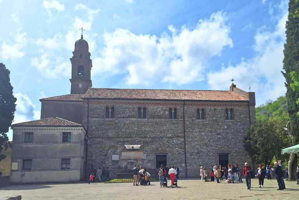 Abbiamo visitato Arquà Petrarca, il villaggio medievale che ospita la sepoltura del poeta, con panorami sui Colli Euganei di grande suggestione. 23